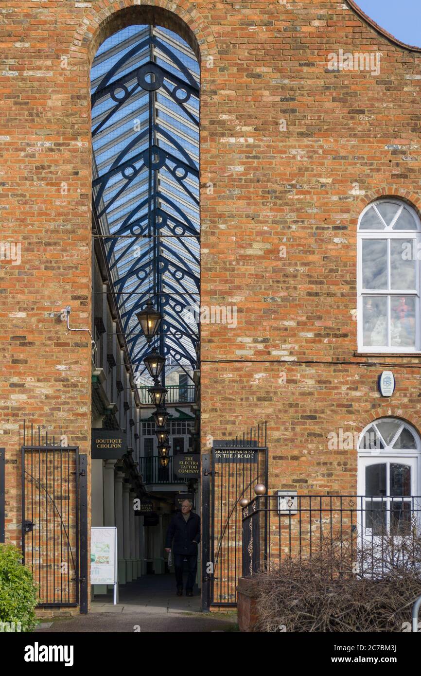 Tickford Arcade, eine historische Arkade mit kleinen Geschäften aus dem Jahr 1912, Newport Pagnell, Buckinghamshire, Großbritannien Stockfoto