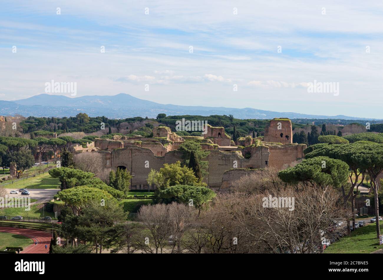 Ruinen der antiken römischen Thermen von Caracalla, einem Thermalkomplex neben dem Circo Massimo in Rom, Italien, von der FAO-Gebäudeterrasse aus gesehen Stockfoto