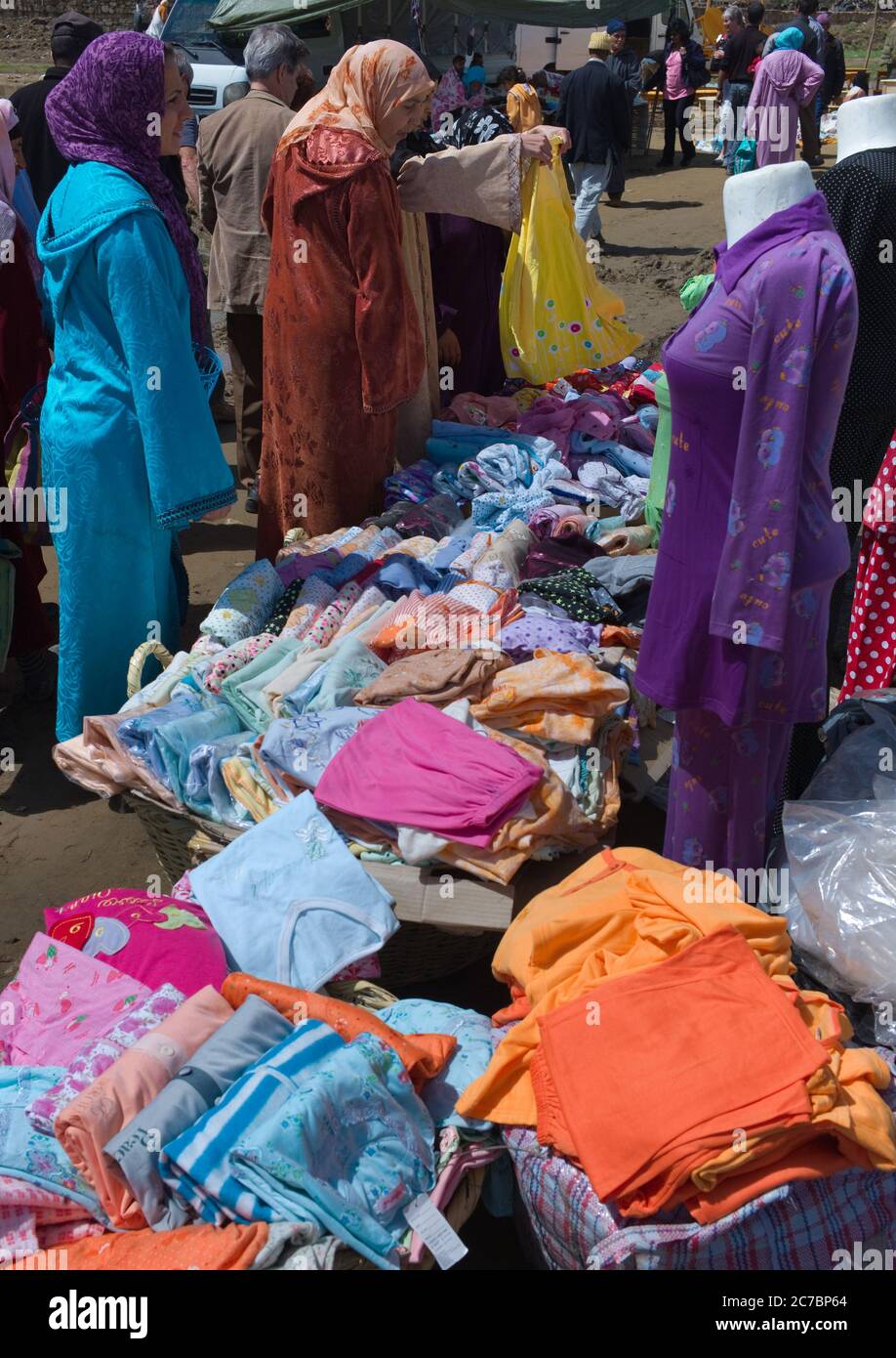 Berberfrauen mit Djellaba und Kopftuch auf der Suche nach einem gelben Hemd  auf einem Markt (Souk) in einem Dorf in der Nähe von Fes in Marokko  Stockfotografie - Alamy