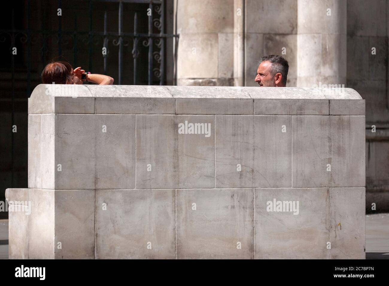 Zwei Personen saßen außerhalb der königlichen Gerichte, während der Johnny Depp gegen NGN. London, England, Großbritannien Stockfoto