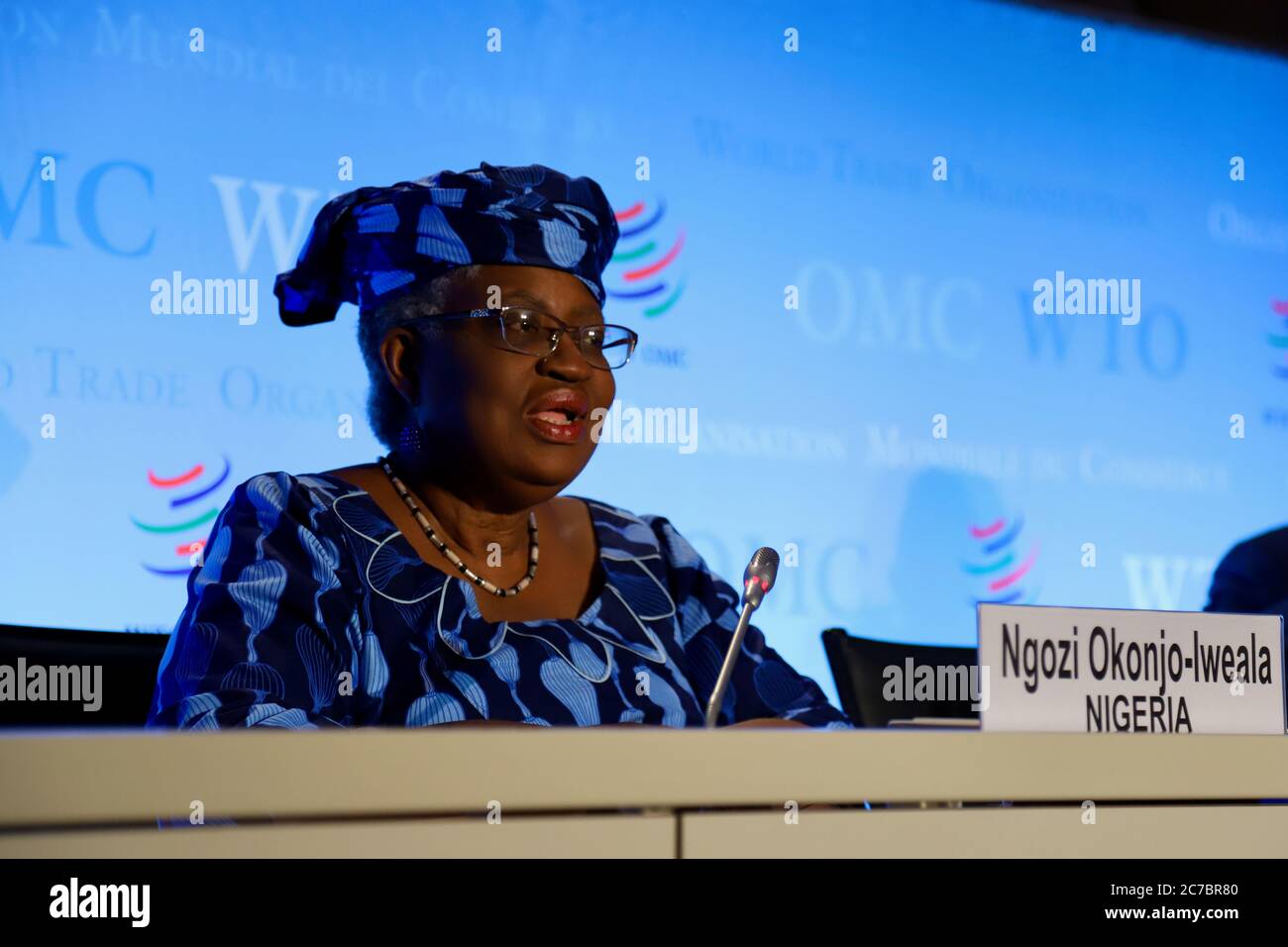 Genf, Schweiz. Juli 2020. Ngozi Okonjo-Iweala aus Nigeria, Kandidat für den neuen Leiter der Welthandelsorganisation (WTO), nimmt am 15. Juli 2020 an einer Pressekonferenz im WTO-Hauptsitz in Genf Teil. Mit dem Beginn des Auswahlverfahrens für den neuen WTO-Chef in die zweite Phase präsentierten sich drei der Kandidaten am Mittwoch auf einer Sondersitzung des Generalrats mit Mitgliedern. Sie hatten jeweils anderthalb Stunden Zeit, um ihre Kandidatur-Präsentationen zu machen und Fragen aus der Mitgliedschaft zu beantworten. Quelle: Li Ye/Xinhua/Alamy Live News Stockfoto