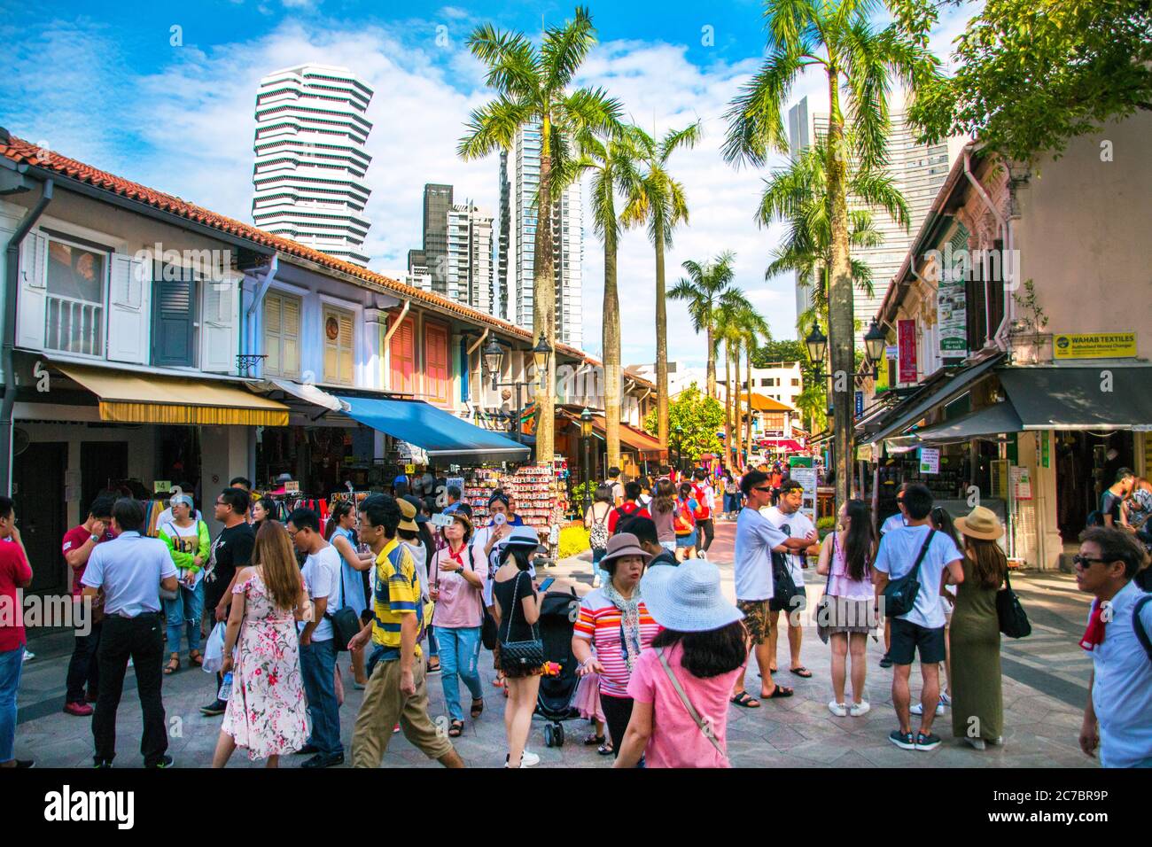 Touristen zu Fuß in den berühmten bunten Straßen von Sultan Masjid Moschee (Sultan), Kampong Glam, Singapur, Asien, PRADEEP SUBRAMANIAN Stockfoto
