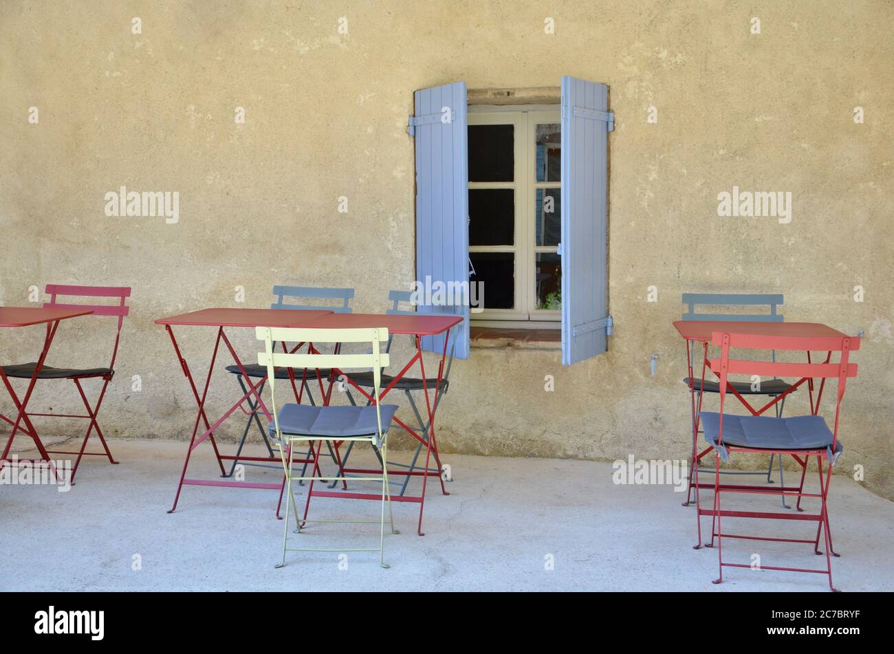Rote Und Blaue Tische Stockfotos Und Bilder Kaufen Alamy