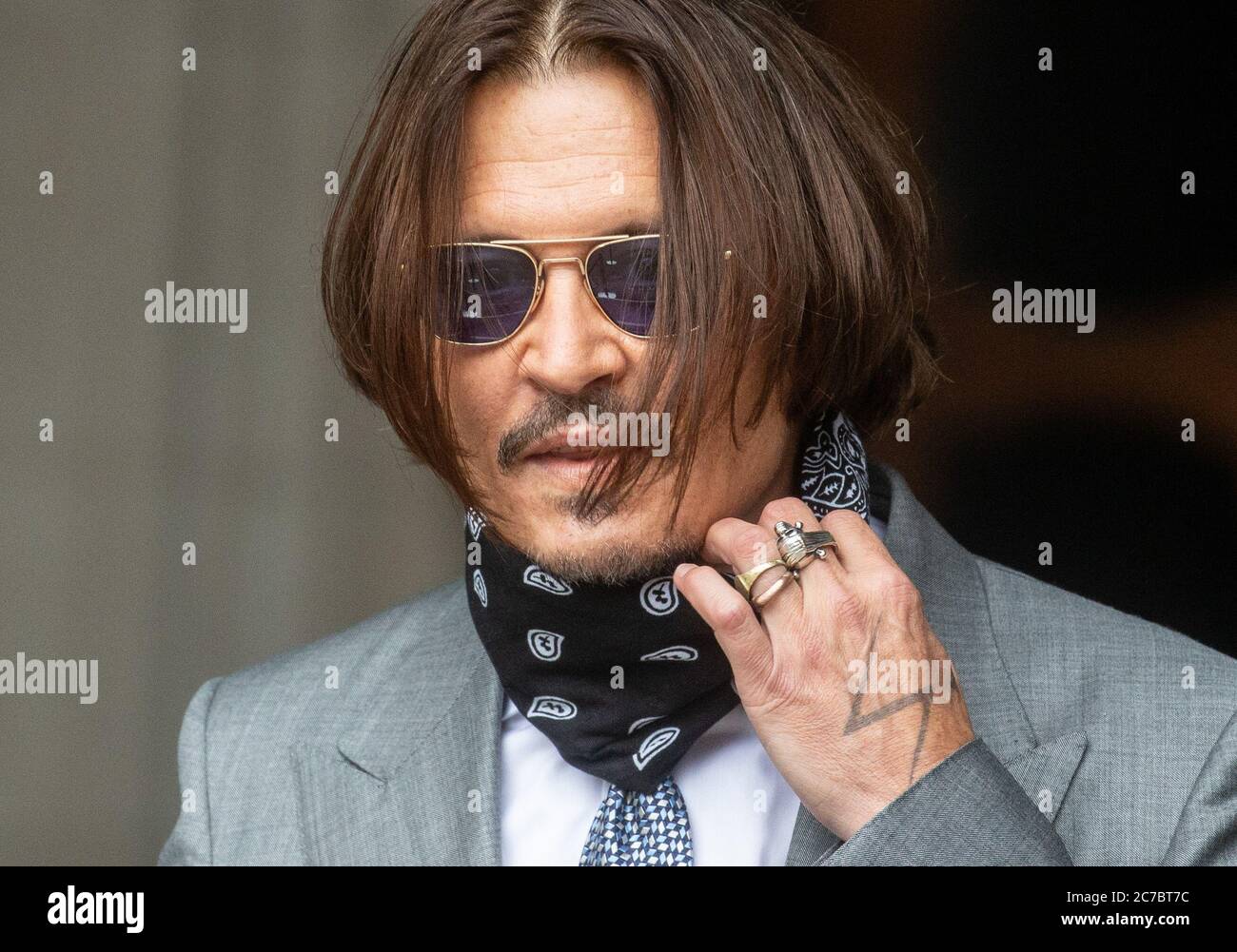 London, Großbritannien. , . Der Schauspieler Johnny Depp kommt am High Court in London an. Er verklagt die Zeitung der Nachrichtengruppe wegen Verleumdung, nachdem ihn die Zeitung "The Sun" als "Frau-Schläger" beschrieben hat. Quelle: Tommy London/Alamy Live News Stockfoto