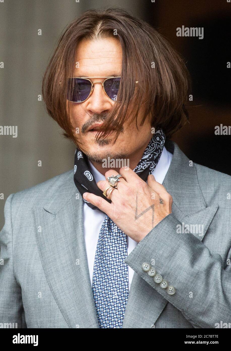 London, Großbritannien. , . Der Schauspieler Johnny Depp kommt am High Court in London an. Er verklagt die Zeitung der Nachrichtengruppe wegen Verleumdung, nachdem ihn die Zeitung "The Sun" als "Frau-Schläger" beschrieben hat. Quelle: Tommy London/Alamy Live News Stockfoto