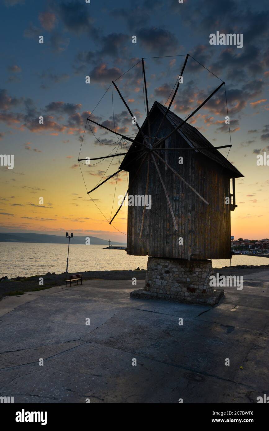 Windmühle auf dem Damm nach Nessebar, Bulgarien an der Schwarzmeerküste Stockfoto