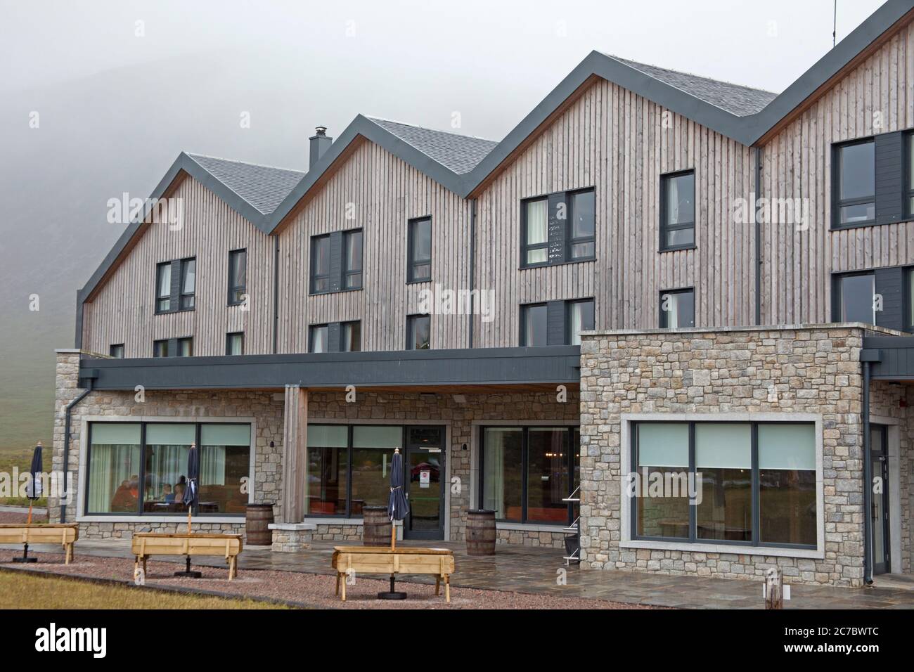 Glencoe, Lochaber, Schottland, Großbritannien. 16. Juli 2020. Die Temperatur beträgt 11 Grad mit Nieselregen und Nebel coveri in der schottischen Hotellerie erwacht zu ihrem ersten Morgen serviert Frühstück für Gäste auf Wiedereröffnung nach dem Covid-19 Lockdown. Stockfoto