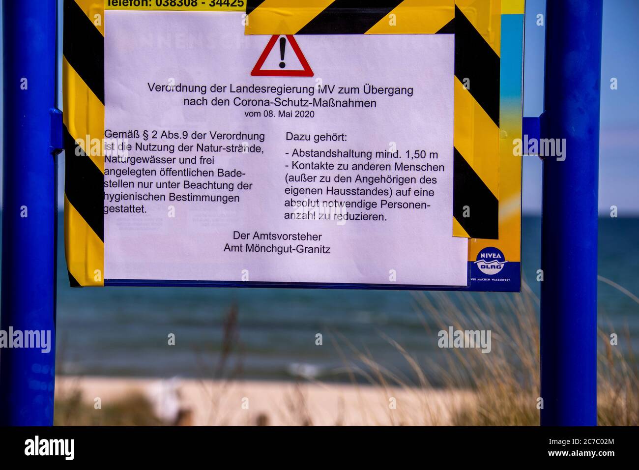 22. Mai 2020, Mecklenburg-Vorpommern, Göhren: Am Strandzugang in Göhren auf der Insel Rügen hängen Schilder, die den vorgeschriebenen Sicherheitsabstand als Coronaschutzmaßnahmen angeben. Rügen ist flächenmäßig die größte deutsche Insel und mit rund 77,000 Einwohnern die bevölkerungsreichste. Foto: Jens Büttner/dpa-Zentralbild/ZB Stockfoto