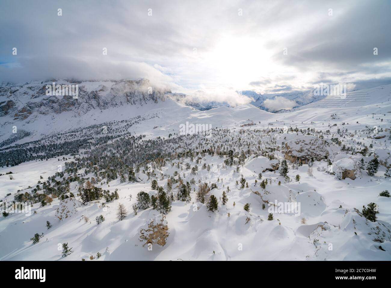 Felsbrocken des berühmten Klettergebietes Città Dei Sassi bedeckt mit Schnee, Gröden, Dolomiten, Trentino-Südtirol, Italien Stockfoto