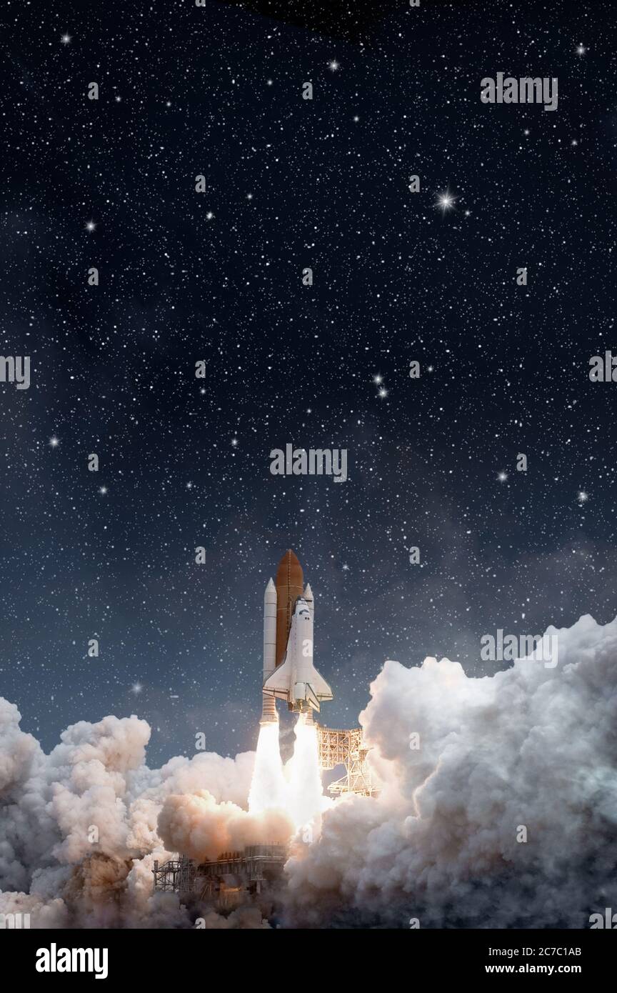 Space Shuttle startet in Sternenhimmel. Elemente dieses Bildes, die von der NASA eingerichtet wurden Stockfoto