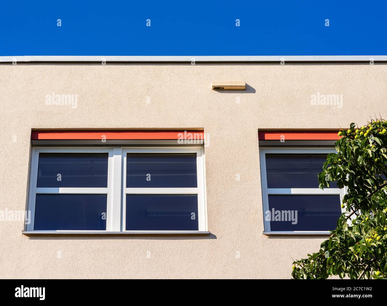 Ein schneller Kasten, der an einer Gebäudefassade montiert ist, ermutigt Mauersegler, in einem städtischen Gebiet von Berlin, Deutschland, Europa zu nisten Stockfoto