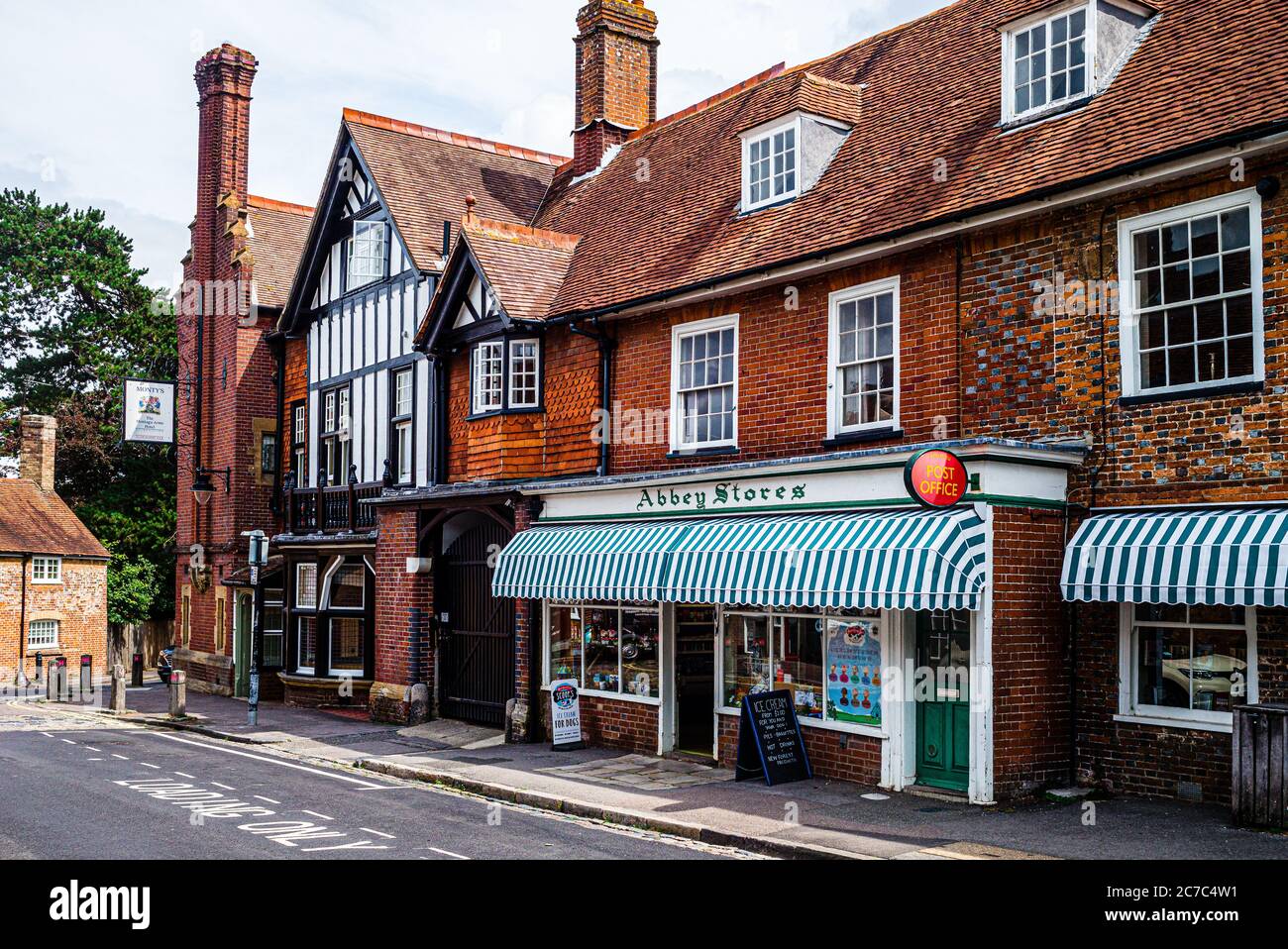 Abbey Stores und Post zusammen mit dem Montagu Arms, High Street, Beaulieu, England Stockfoto