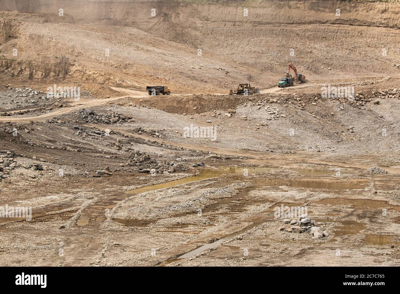 Teplovka / Russland - 14. Juli 2020: Gewinnung von zerkleinerten Kalkstein. Steinbruch in der Ortschaft Teplovka, Region Saratow, Russland. Hochwertige Fotos Stockfoto