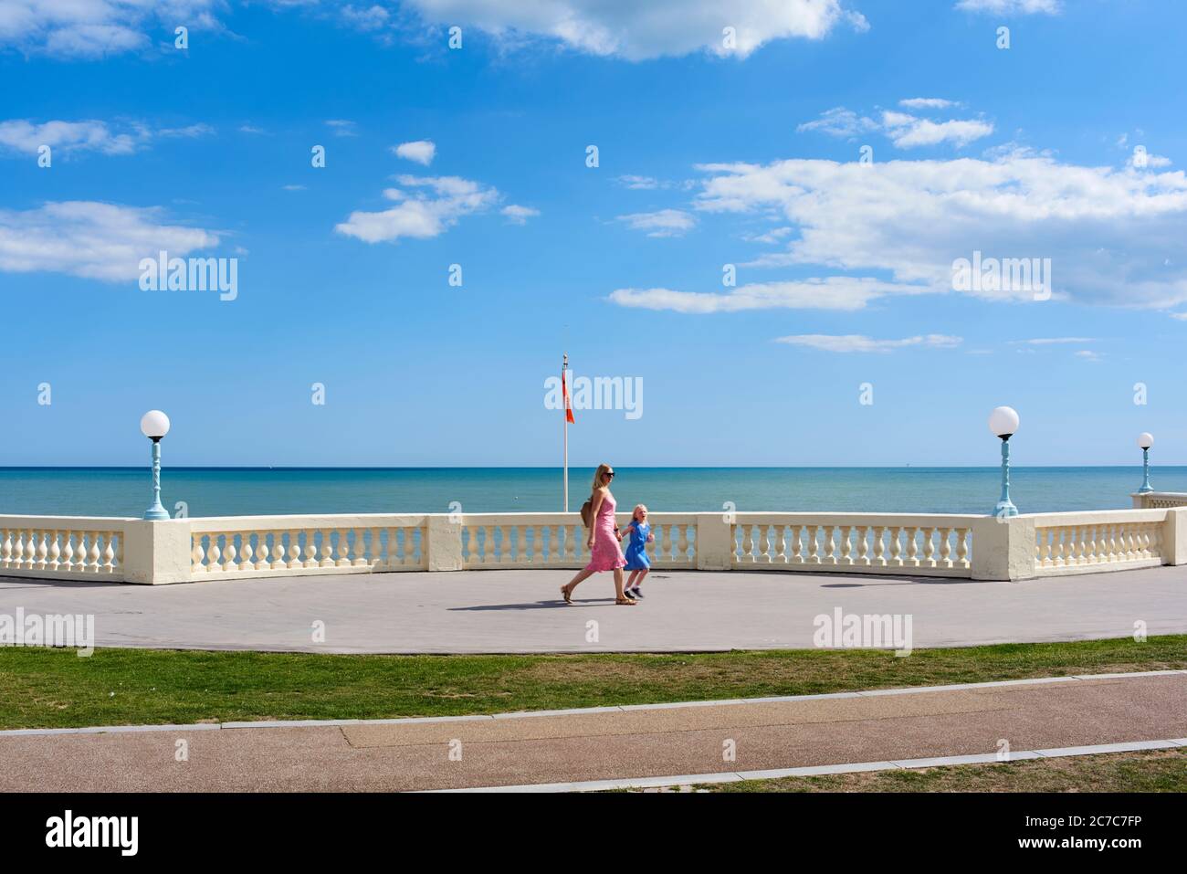 Strandpromenade bei Bexhill-on-Sea, East Sussex, Großbritannien, im Sommer, mit Fußgängern Stockfoto