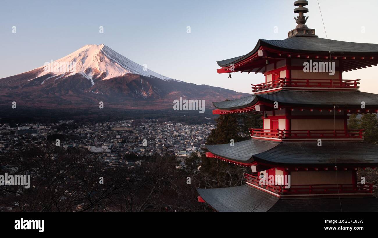 Horizontale Aufnahme der roten Chureito-Pagode in Japan, mit Fujiyama (Berg Fuji) im Hintergrund Stockfoto