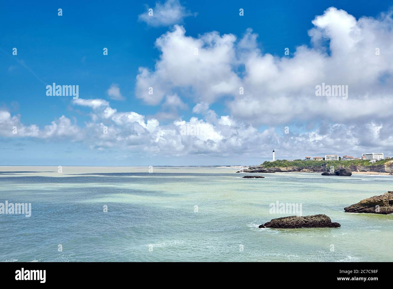 Meereslandschaft. Biarritz Stadt, Meerwasser und ein Leuchtturm auf der Skyline. Golf von Biskaya, Atlantikküste, Baskenland, Frankreich. Sommer sonnigen Tag und blau Stockfoto