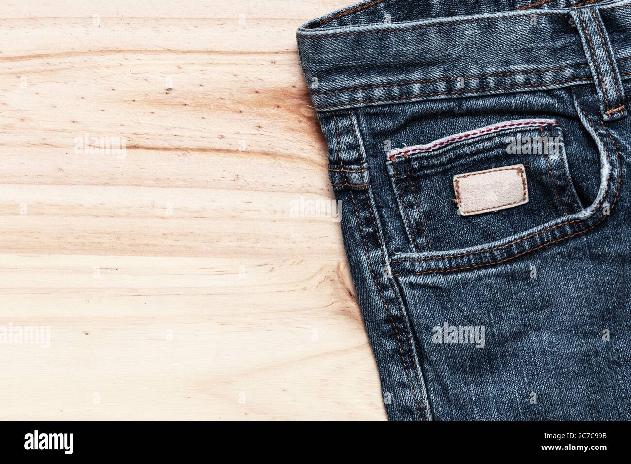 Nahaufnahme der blauen Jeans Tasche mit Holzhintergrund Stockfoto