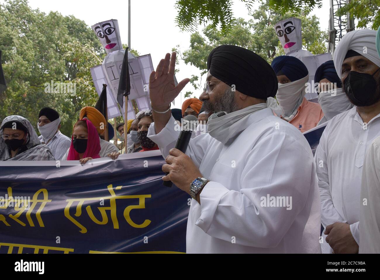 Sikhs in New Delh, Indien, am 16. Juli 2020 protestiert gegen Pakistans Geheimdienst ISI Unterstützung für sikh seperatist Führer, die als Terroristen von der indischen Regierung benannt wurden. Demonstranten verbrannten später Bildnisse von ISI. Foto: Sondeep Shankar Stockfoto