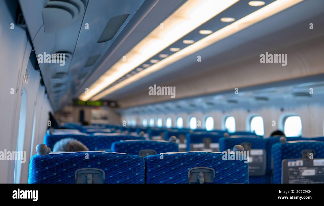 Japan Hochgeschwindigkeitszug mit leeren Sitzen, Reisende geringe Belegung aufgrund von covid Pandemie. Die Verkehrszahlen sind unten. Stockfoto