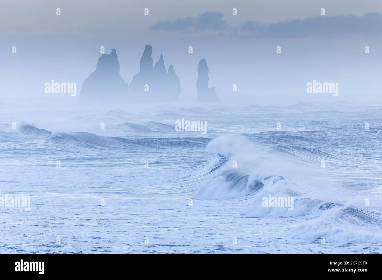 Das Reynisdrangar Meer stapelt sich im Morgengrauen von der Dyrholaey Halbinsel bei Vik, Island Stockfoto