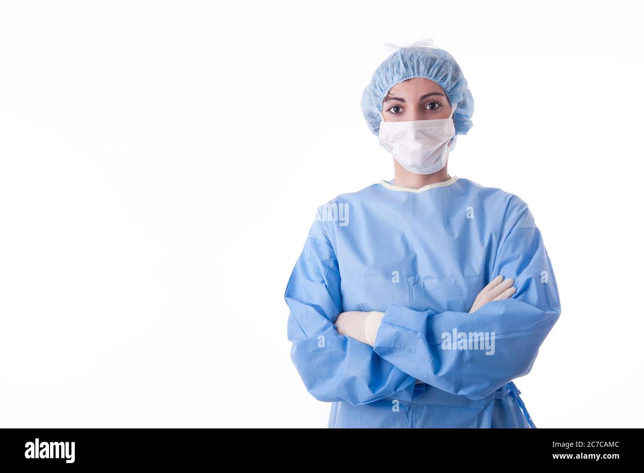 Sterile female Krankenschwester oder Chirurg trägt einen sterilen blauen Anzug oder Kleid wartet auf den OP-Theater. Stockfoto