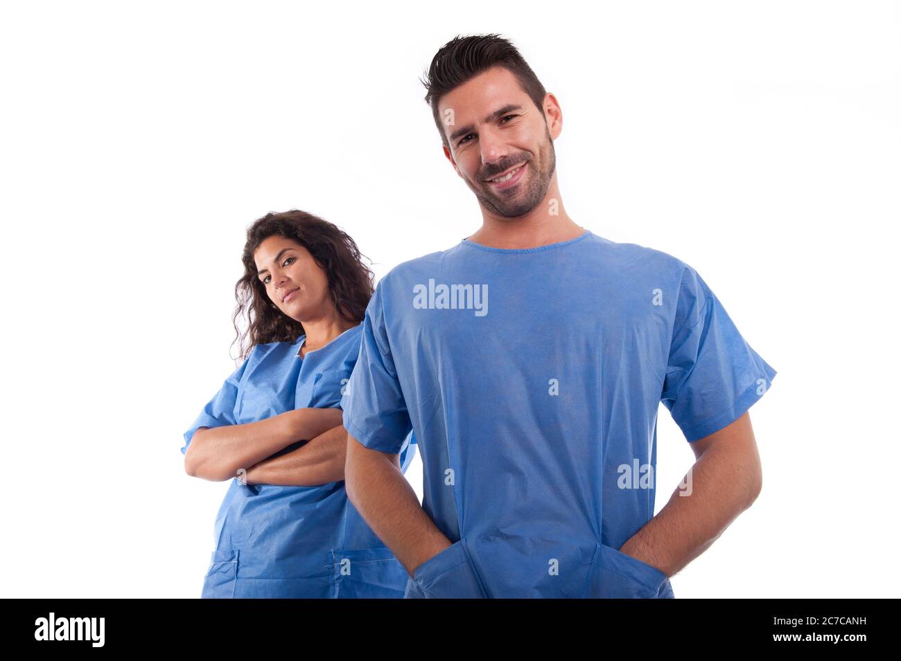 Zwei Ärzte, eine Frau und ein Mann in blauen Uniformen, die selbstbewusst und glücklich aussehen Stockfoto