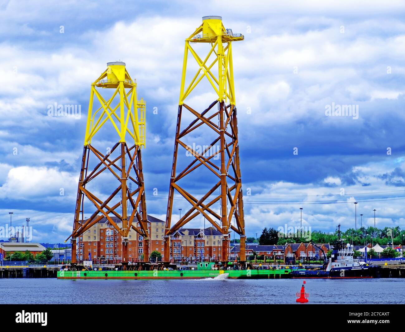 Binnenschiff entlädt Wasser, um das Gleichgewicht in der Tyne auszugleichen, während die Windturbinen von Smulders Howdon Tyneside Werft zum schottischen Nigg Feld geliefert werden Stockfoto