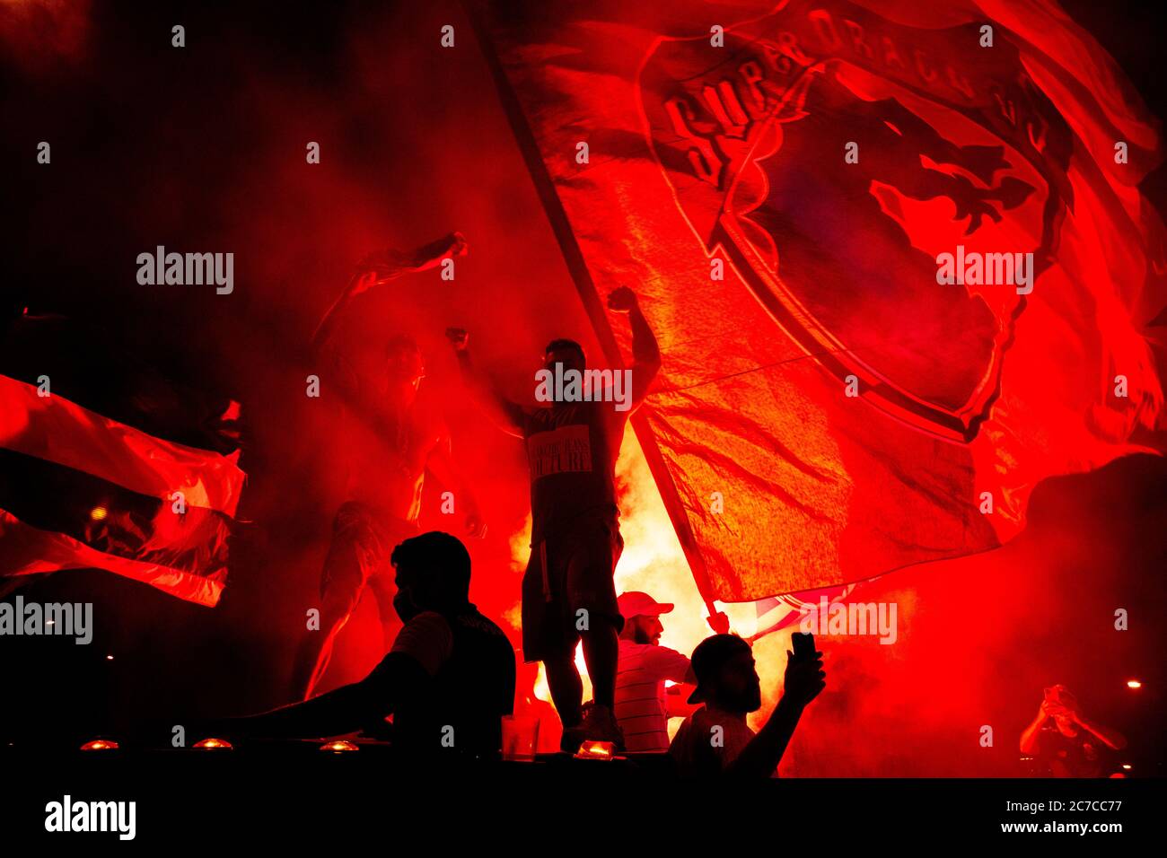 Porto, Portugal. Juli 2020. FC Porto Fußballfans feiern ihren Sieg gegen Sporting CP in der Nähe von Dragon Stadium, nachdem der FC Porto den Titel der ersten Liga gewonnen hat und somit nicht mehr auf Punkte überfordert werden kann. FC Porto übernimmt nach der erzwungenen Aussetzung aufgrund der Covid-19-Pandemie den ersten Platz von SL Benfica. Kredit: SOPA Images Limited/Alamy Live Nachrichten Stockfoto