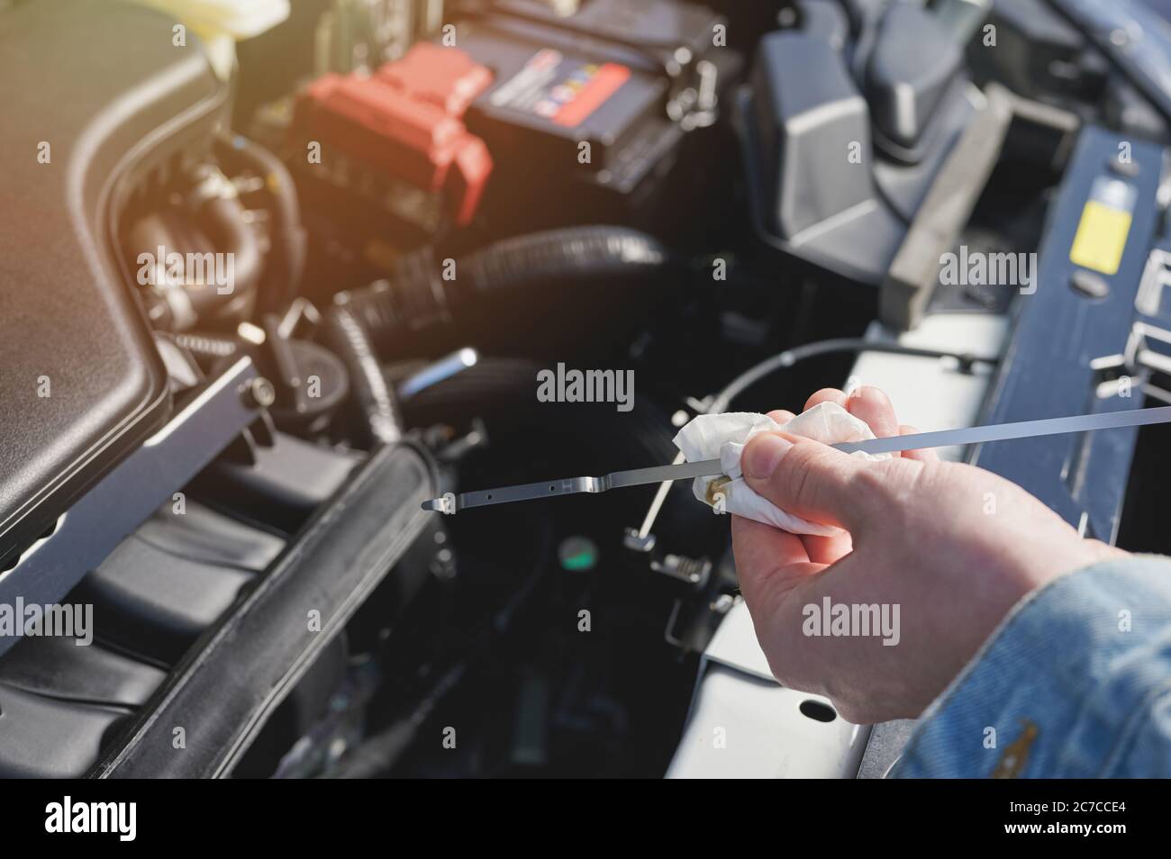 Ölstand im Fahrzeug auf Motorhintergrund prüfen Stockfoto