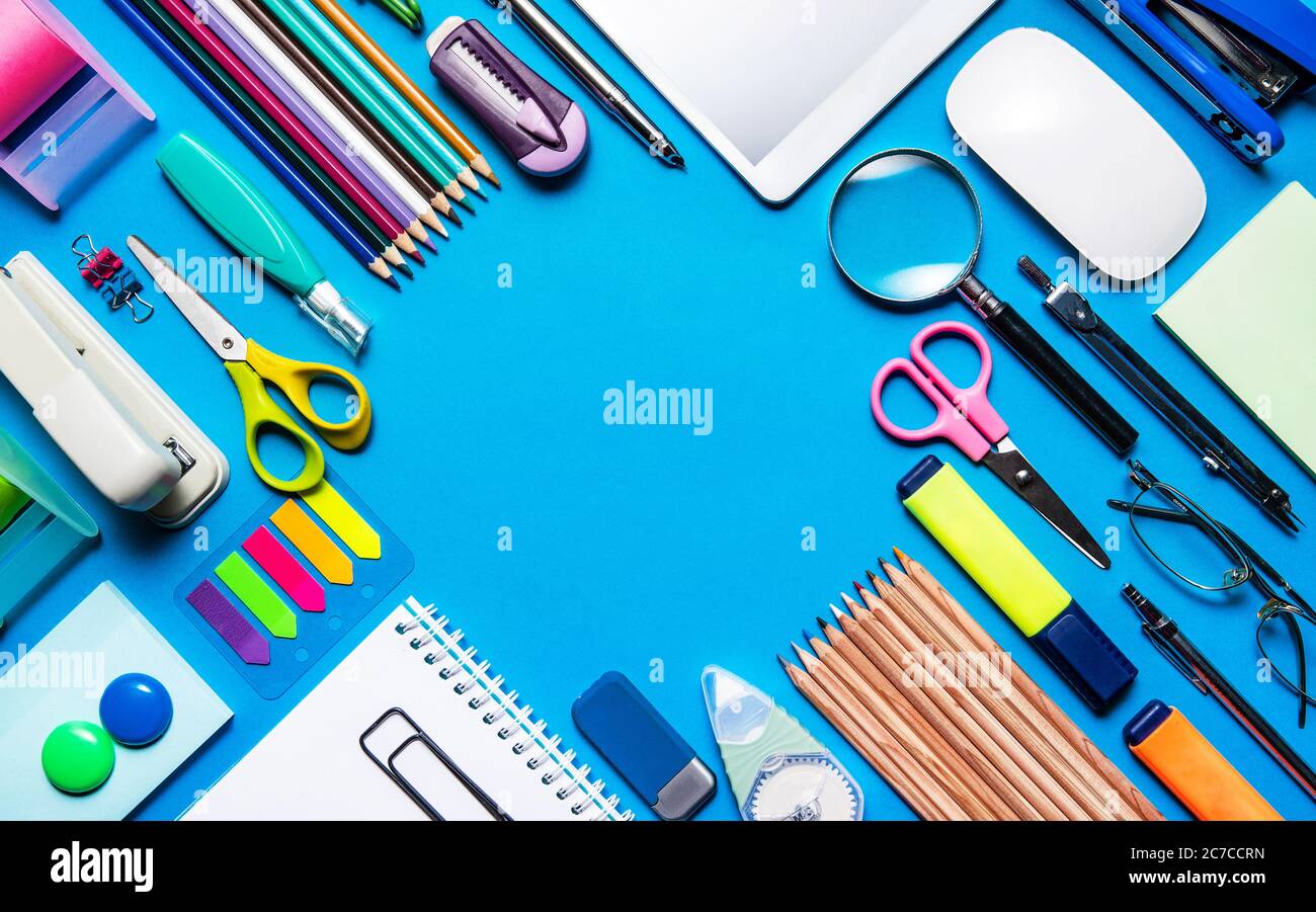 Büromaterial auf blauem Hintergrund Stockfoto