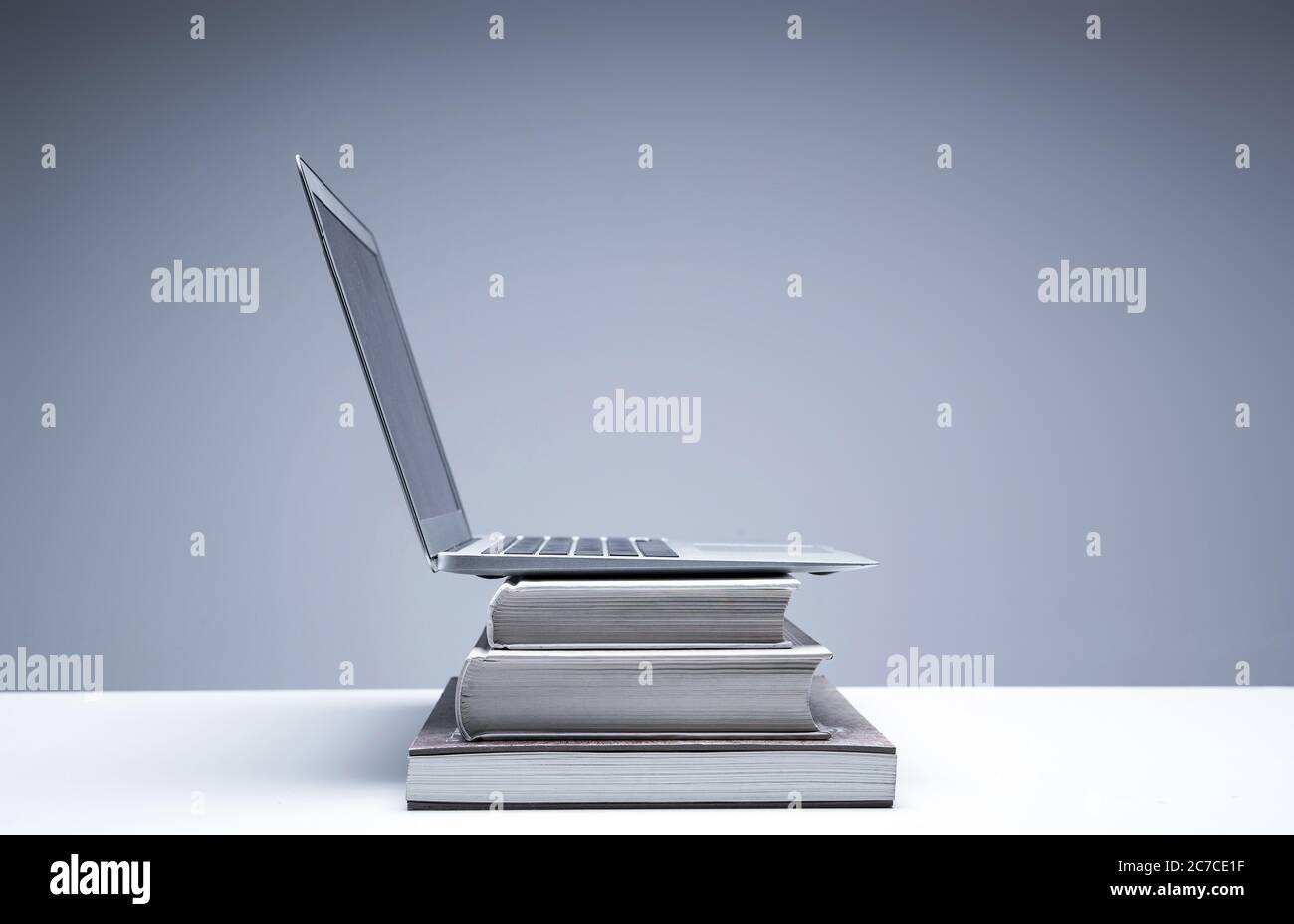 Stapel von Büchern und Notebooks zusammen Stockfoto