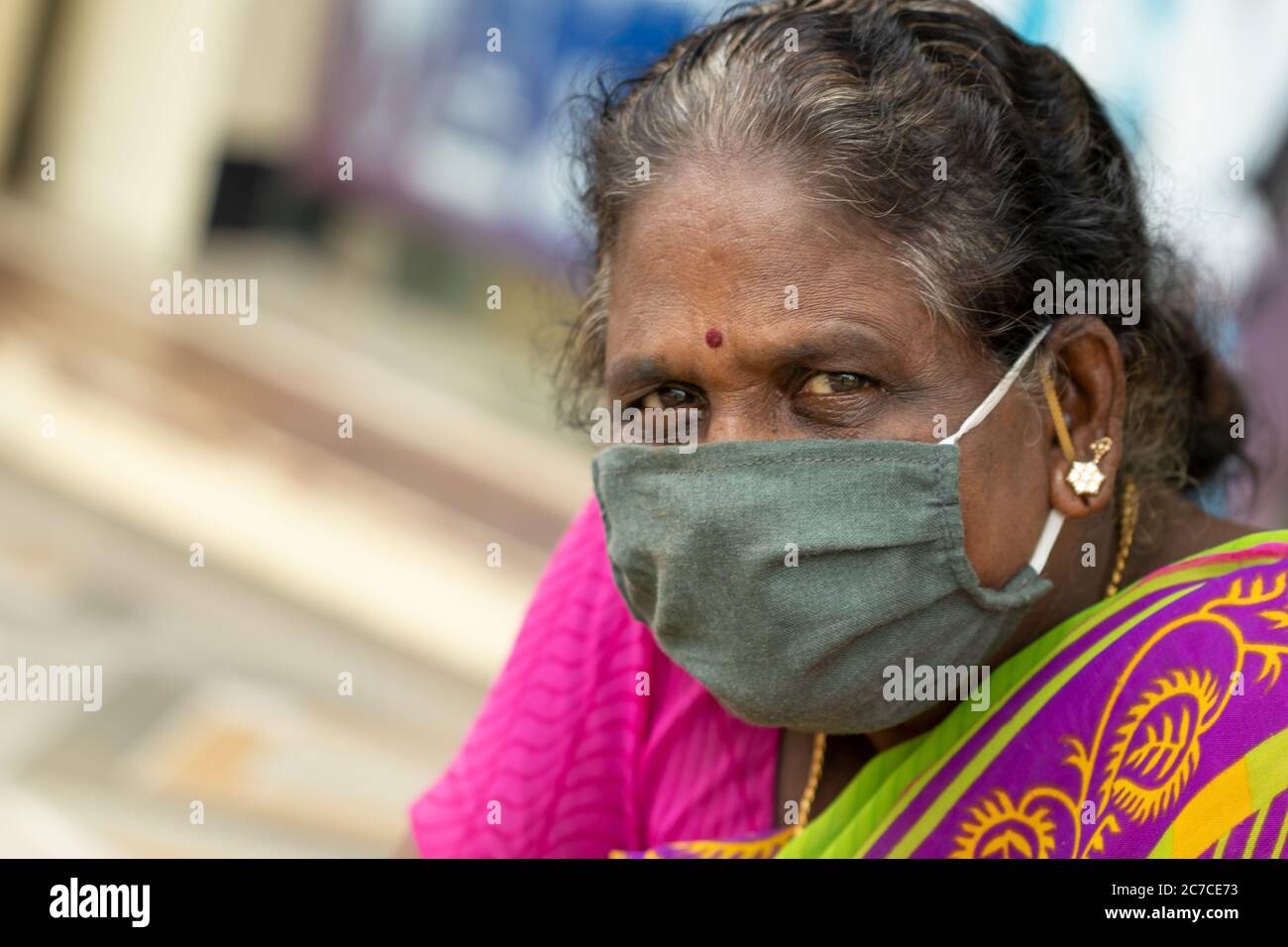 Chennai, Tamilnadu, Indien. 16 Juli 2020.Outdoor der asiatischen Frau trägt Gesichtsmaske für die Sicherheit von Corona-Virus Stockfoto