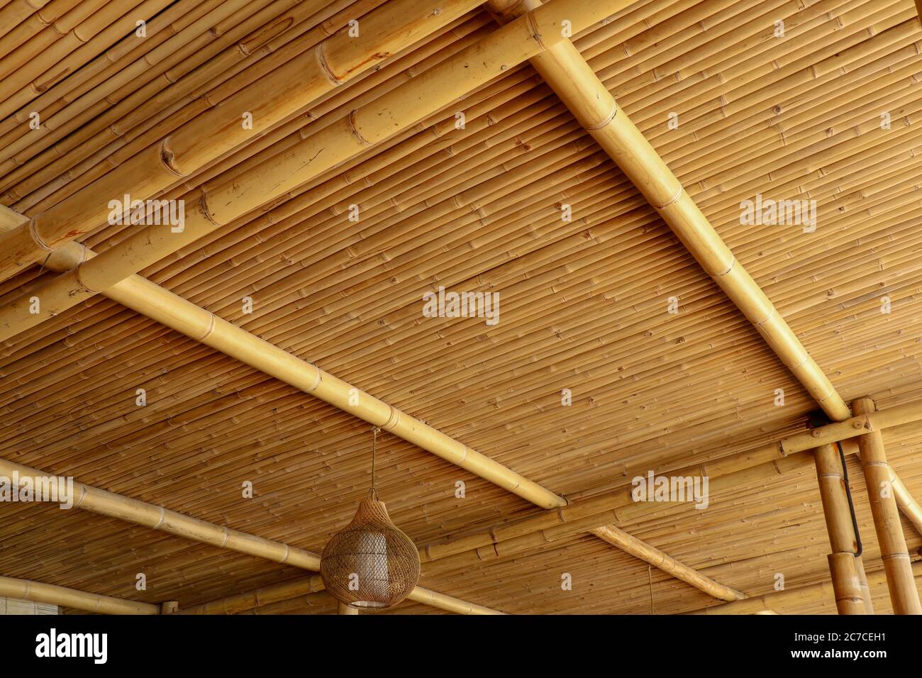 Textur Hintergrund Bambus Dach. Ökologisches Haus aus natürlichen Materialien Stockfoto