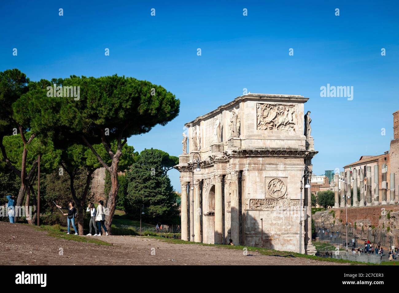 Constantine-Bogen, ein Triumphbogen in Rom, zwischen dem Kolosseum und dem Palatin im archäologischen Park des Kolosseums in Rom, Italien Stockfoto