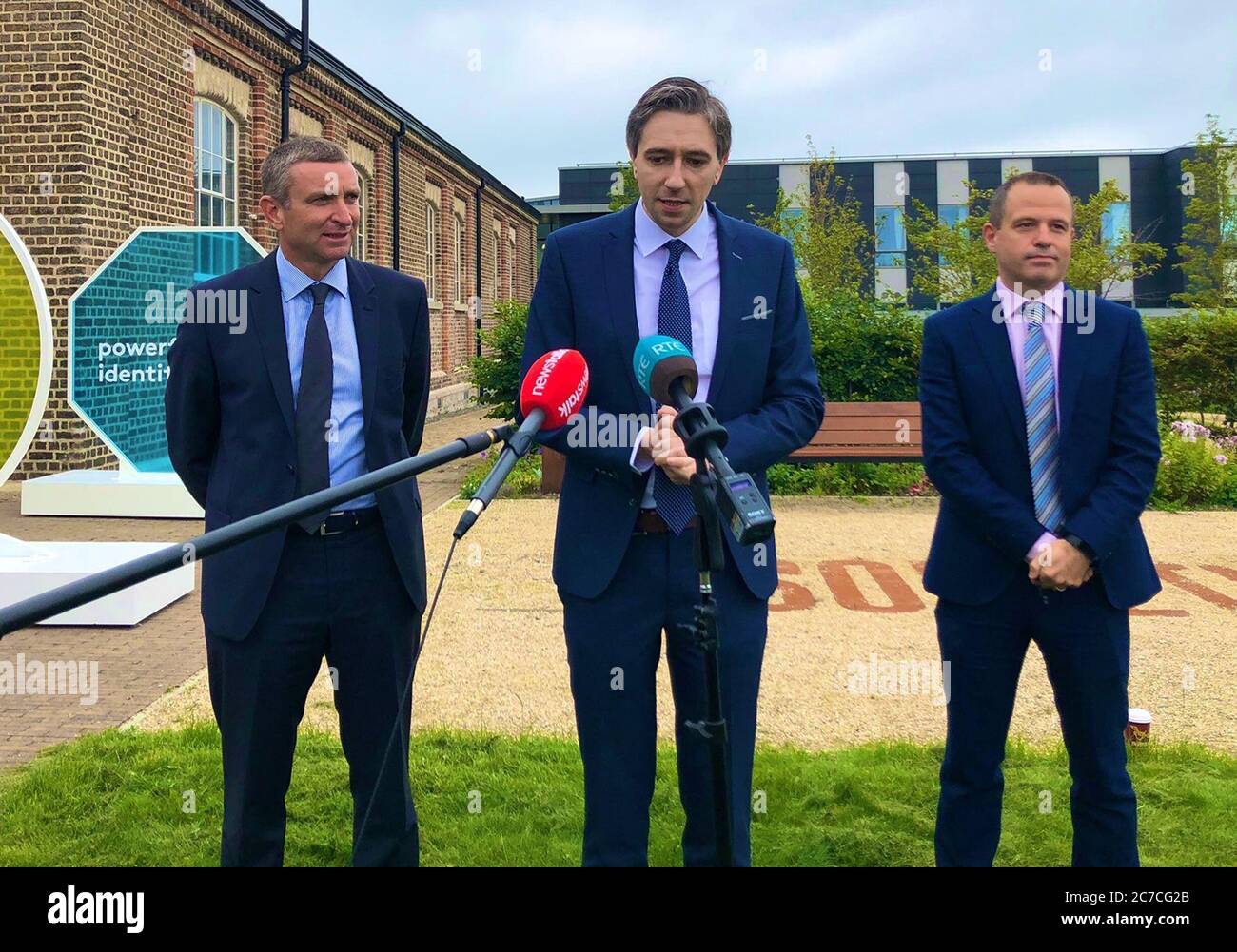 Staatsminister Niall Collins, Hochschulminister Simon Harris und Chief Executive von Solas Andrew Brownlee bei einem Mediengespräch zu Weiterbildungskursen in Dublin am Donnerstag. Irland ist noch offen für internationale Studenten und sie könnten ermutigt werden, in dem Land zu studieren, aufgrund seiner Behandlung von Coronavirus, Harris sagte. Stockfoto