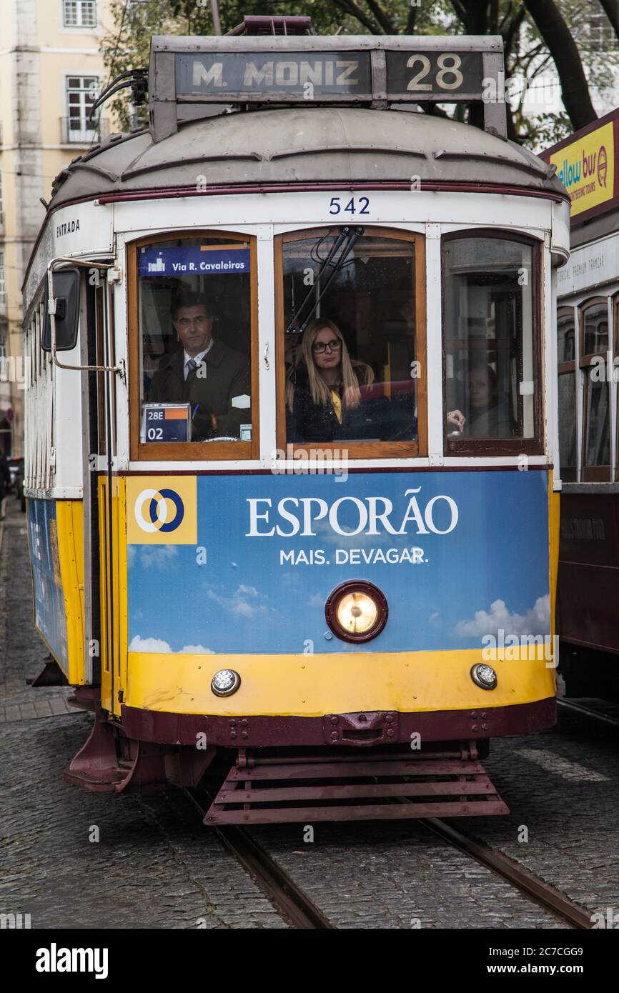 Lissabon, Portugal - 20. Dezember 2019: Tram 28 in Martim Moniz, Lissabon, Portugal. Stockfoto