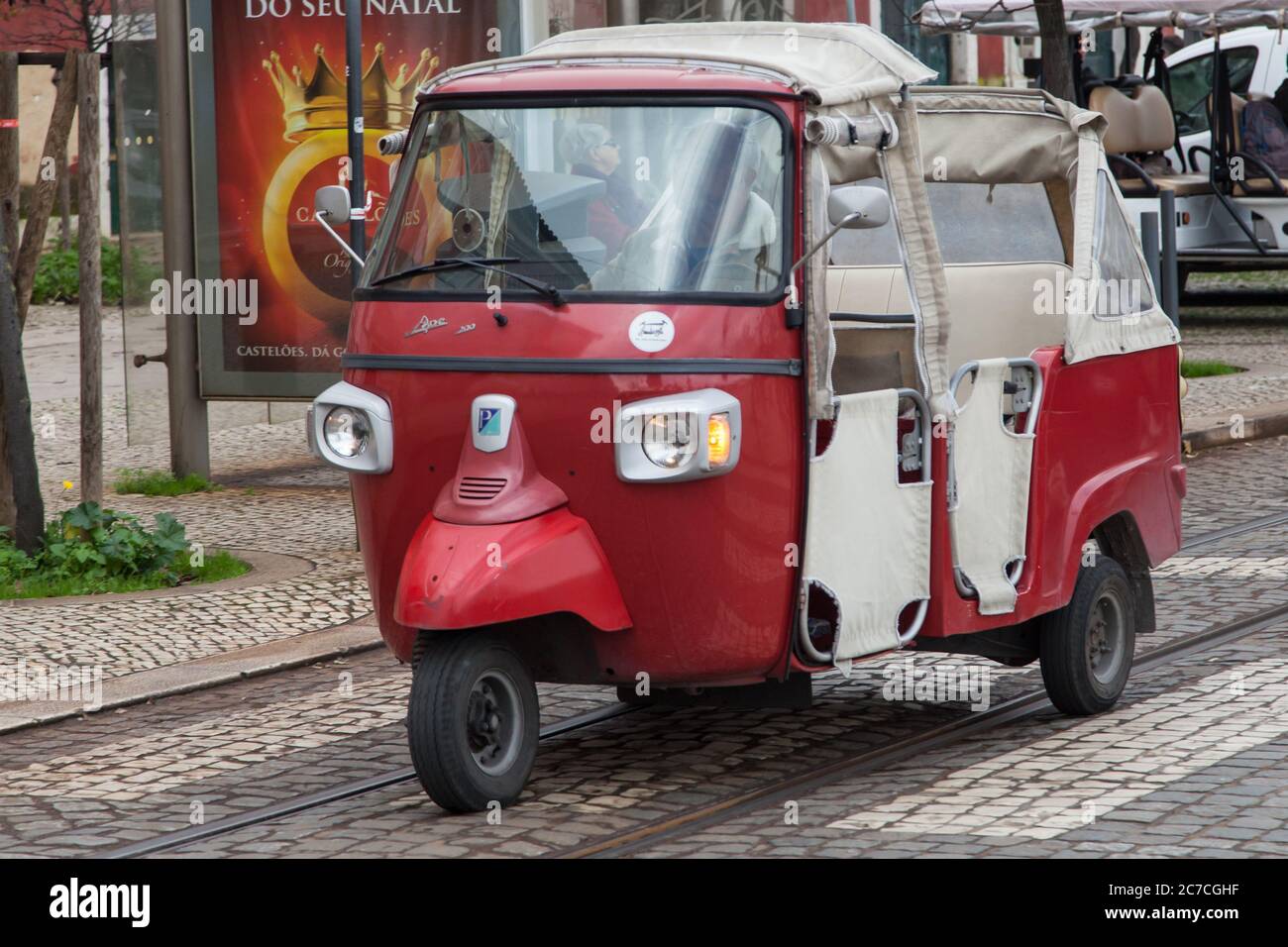 Lissabon, Portugal - 22. Dezember 2019: Tuk Tuk at Largo das Portas do Sol, Lissabon, Portugal. Stockfoto