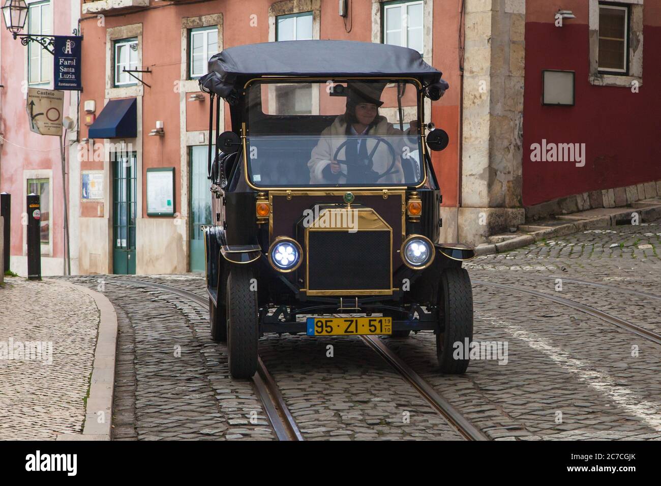Lissabon, Portugal - 22. Dezember 2019: Rolls Royce Tuk Tuk in Largo Santa Luzia, Lissabon, Portugal. Stockfoto