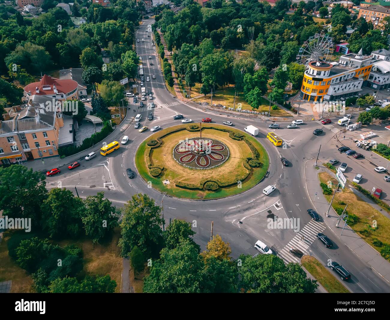 Luftaufnahme der Kreisstraße mit kreisförmigen Autos in kleinen europäischen Stadt am Sommernachmittag, Kiew Region, Ukraine Stockfoto