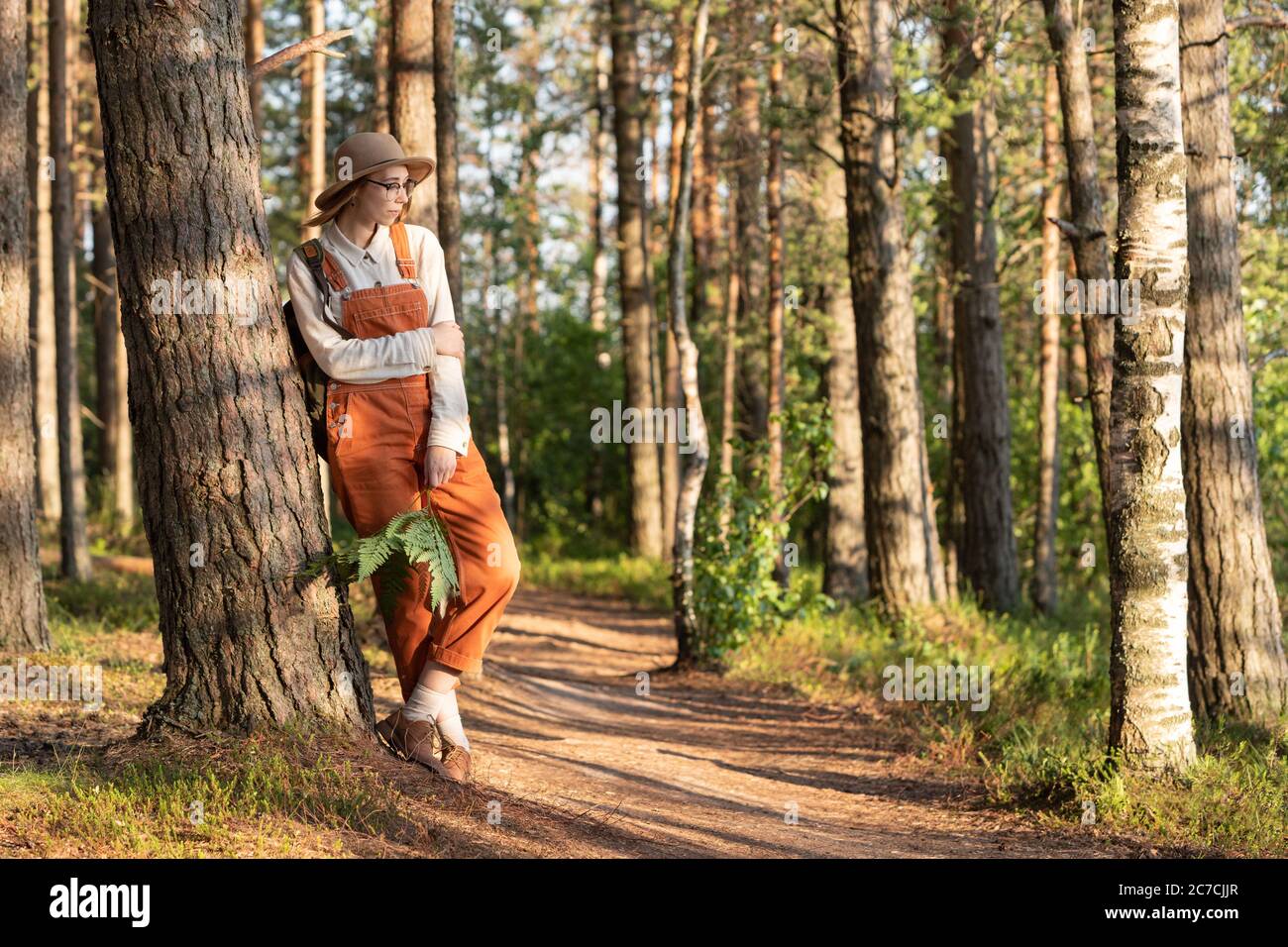 Portrait einer Botanistin mit Rucksack auf ökologischem Wanderweg im Wald. Naturforscher erkunden Wildtiere und Ökotourismus Abenteuer Wandern in einem Wil Stockfoto
