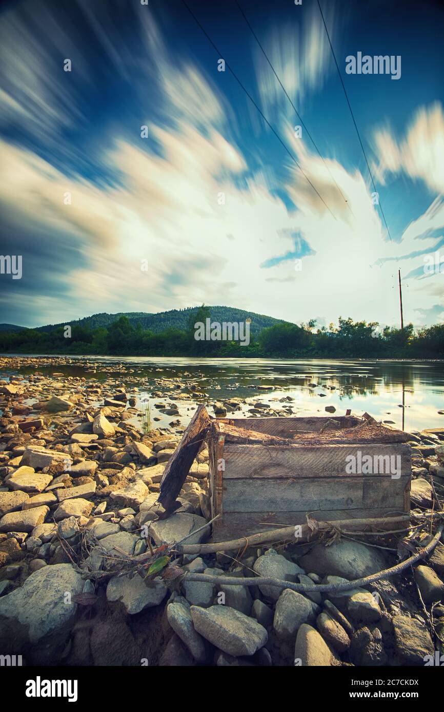 Moutaine River mit kristallklarem Wasser und dramatischem Himmel. Naturzusammensetzung. Lange Belichtung. Karpaten. Ukraine Stockfoto