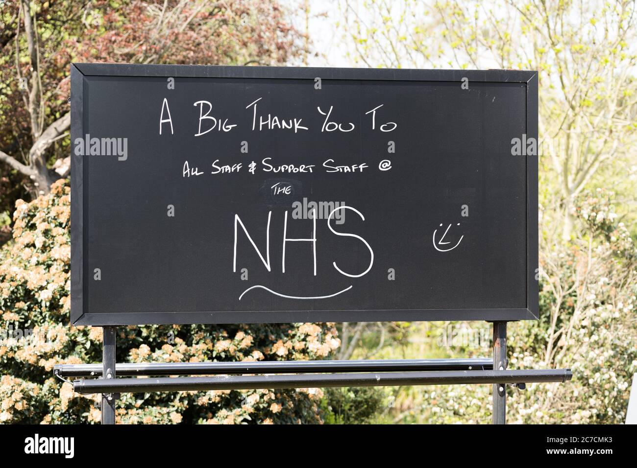 London, Großbritannien - April 12 2020: Schönes schwarzes Schild mit weißen Buchstaben, die sagen "EIN großes Dankeschön an NHS" während der Coronavirus-Sperre Stockfoto