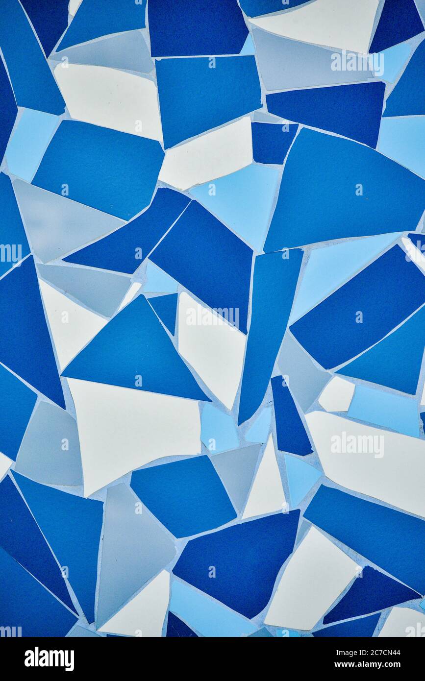 Stein blau lackiert Symetrie Dekor Fliesen mit Risse Wand Hintergrundstruktur. Kachel blau weiß und dunkelblau. Blau Stockfoto
