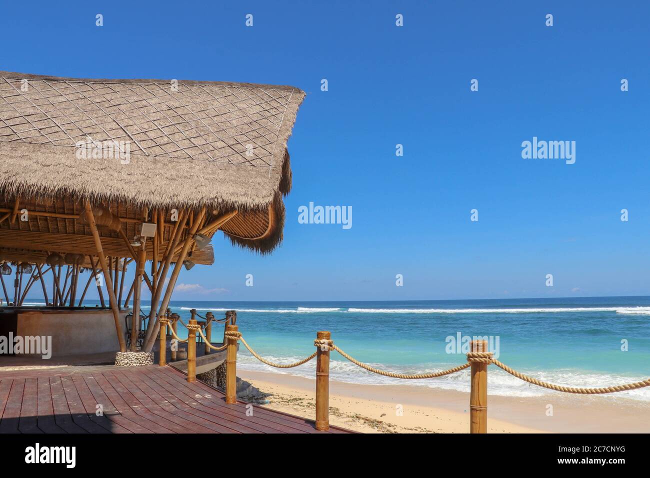 Musikclub und Restaurant auf Bali, Indonesien. Bambusgebäude mit Schilfdach am Sandstrand Stockfoto