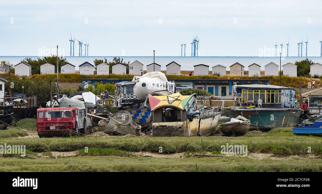 Brighton UK 16. Juli 2020 - Bunte Hausboote auf Grund im Fluss Adur bei Shoreham in der Nähe von Brighton mit der Rampion Offshore Wind Farm am Horizont an einem warmen hellen Tag in Sussex als wärmere sonnige Wetter für später in der Woche und am Wochenende in ganz Großbritannien prognostiziert : Credit Simon Dack / Alamy Live News Stockfoto