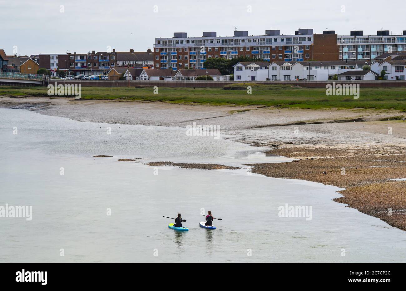 Brighton UK 16. Juli 2020 - Paddlebarder fahren entlang des Flusses Adur in Shoreham bei Brighton an einem warmen Tag in der Nähe von Brighton, da wärmeres sonniges Wetter für später in der Woche und am Wochenende in ganz Großbritannien prognostiziert wird : Credit Simon Dack / Alamy Live News Stockfoto