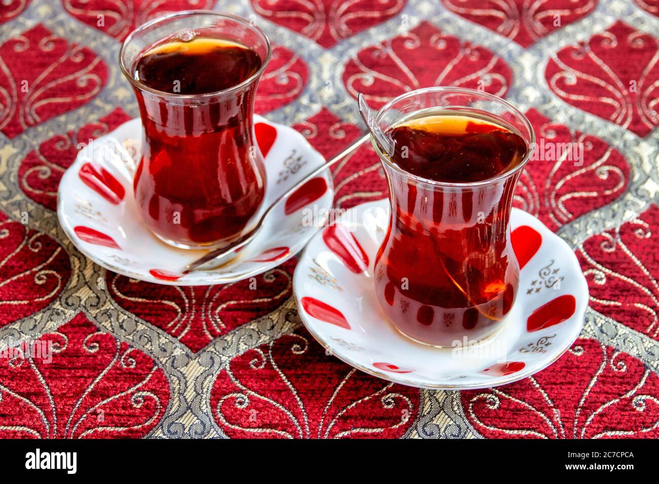 Türkischer Tee in der typischen Art und Weise serviert, in einem Glas auf ein kleines Schälchen Stockfoto