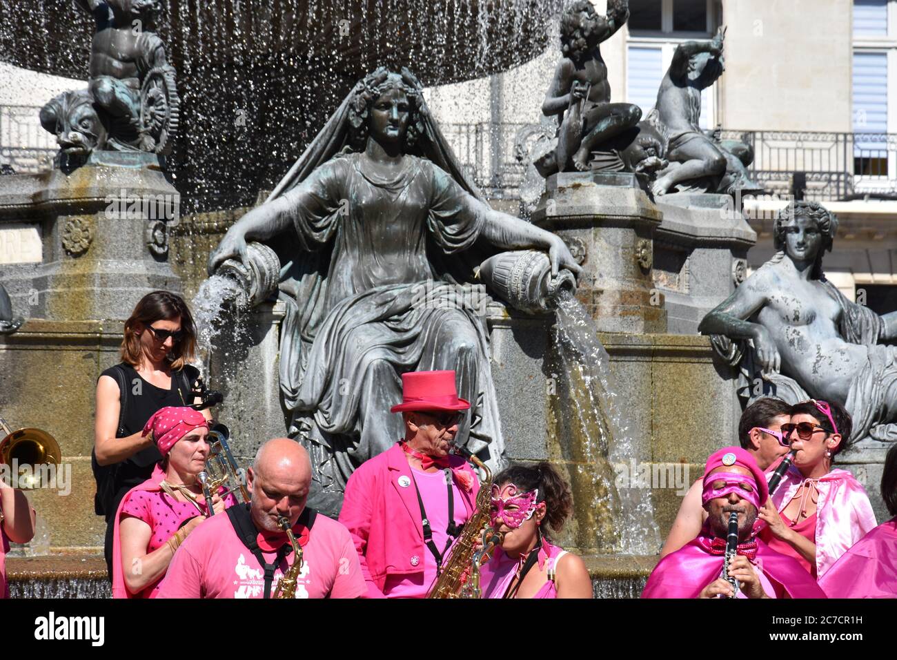 Menschen, die auf dem zentralen Platz von Nantes, Frankreich, Instrumente spielen Stockfoto