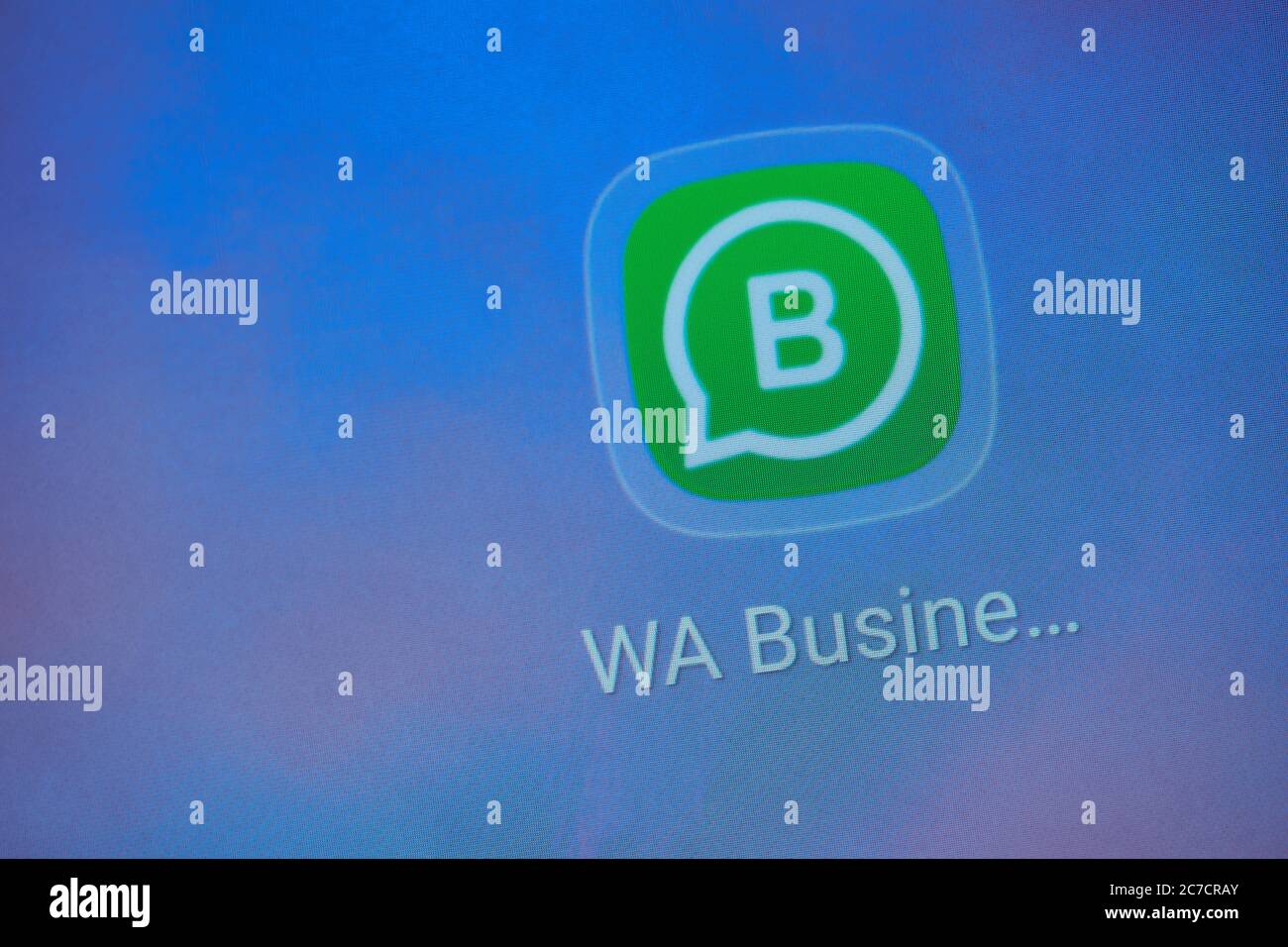 9.07.2020 Messenger WhatsApp Business Logo auf Smartphone Display Stockfoto