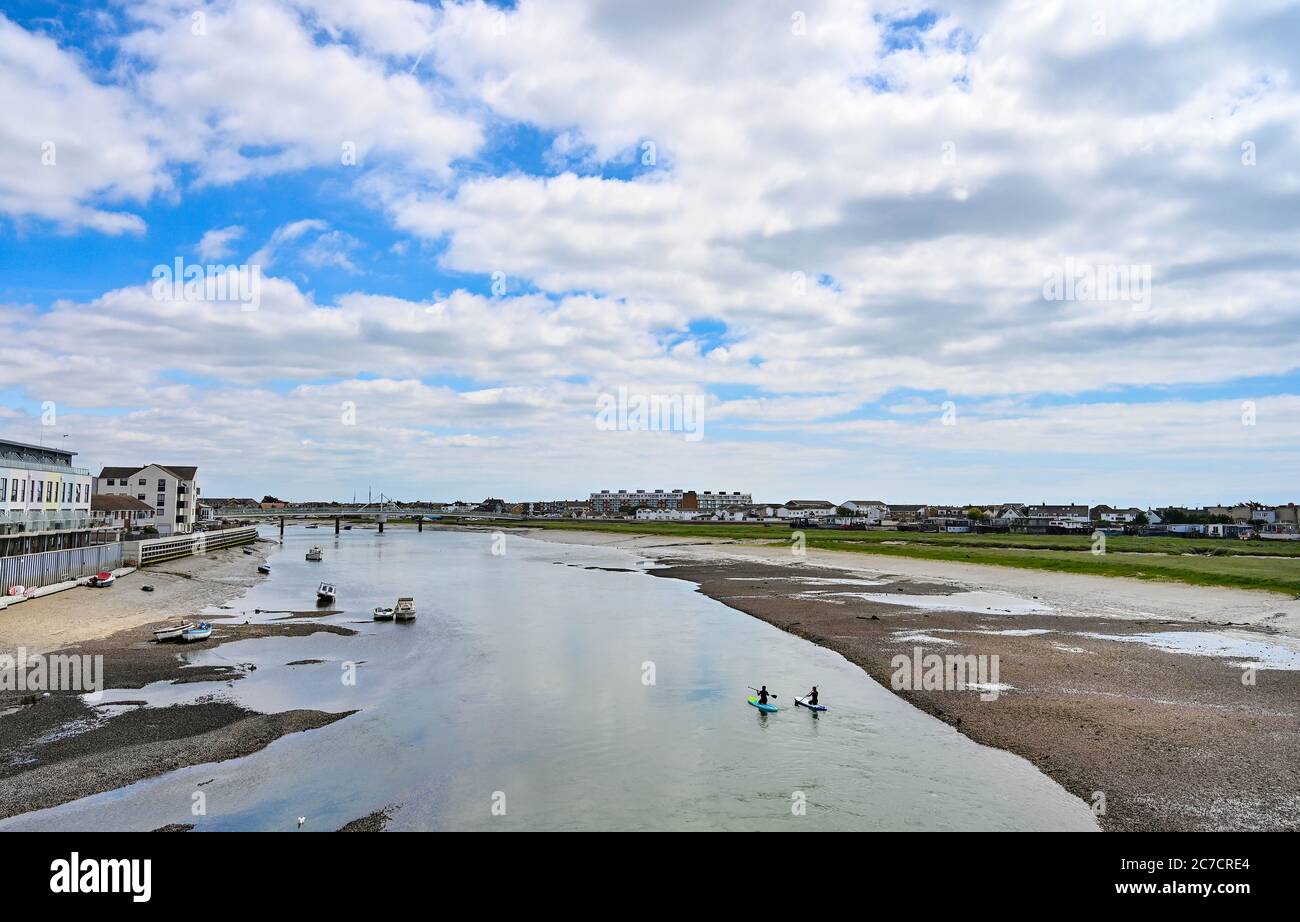 Brighton UK 16. Juli 2020 - Paddlebarder fahren entlang des Flusses Adur in Shoreham bei Brighton an einem warmen Tag in der Nähe von Brighton, da wärmeres sonniges Wetter für später in der Woche und am Wochenende in ganz Großbritannien prognostiziert wird : Credit Simon Dack / Alamy Live News Stockfoto